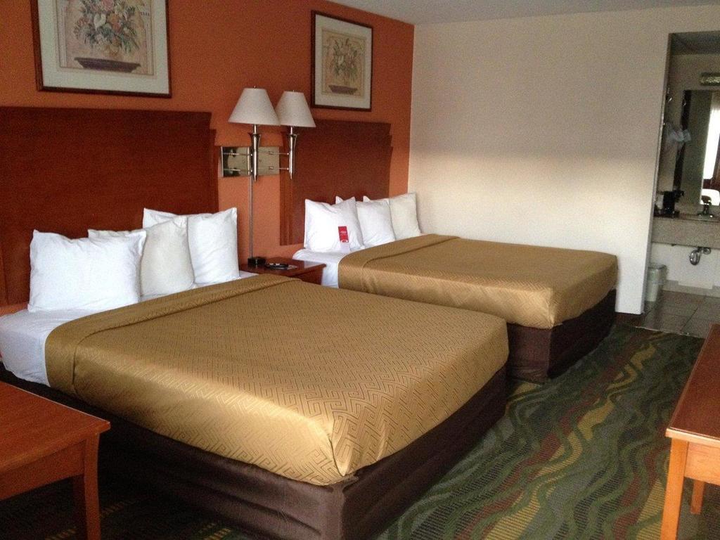 Econo Lodge Mcpherson Buitenkant foto