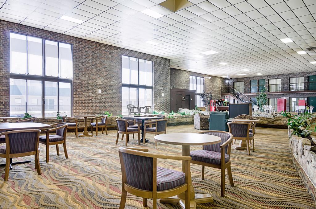 Econo Lodge Mcpherson Buitenkant foto