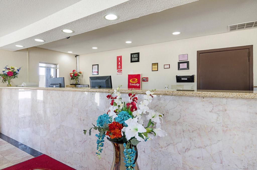 Econo Lodge Mcpherson Buitenkant foto