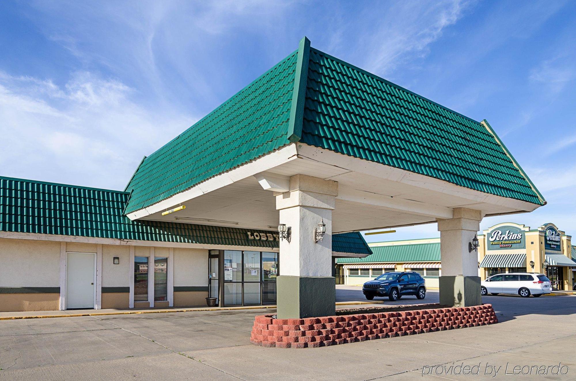 Econo Lodge Mcpherson Buitenkant foto