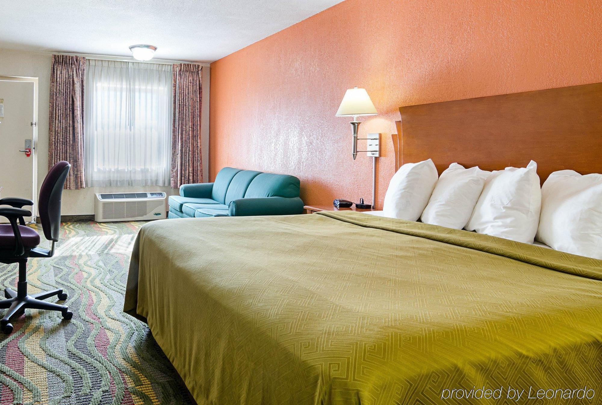 Econo Lodge Mcpherson Buitenkant foto