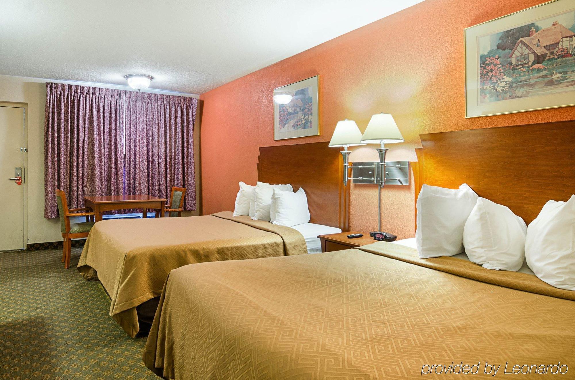 Econo Lodge Mcpherson Buitenkant foto