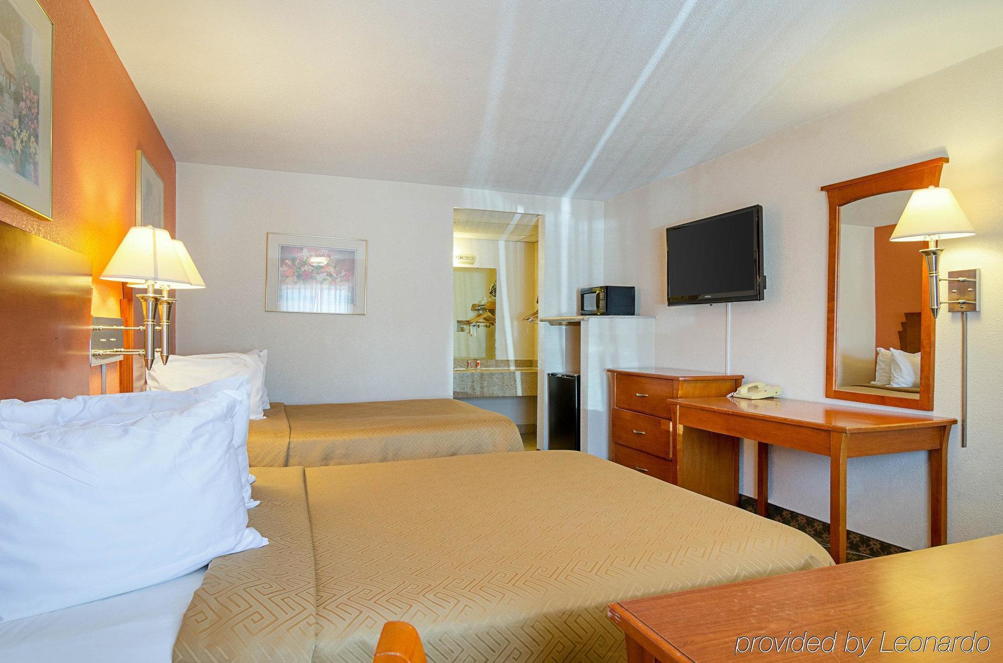 Econo Lodge Mcpherson Buitenkant foto