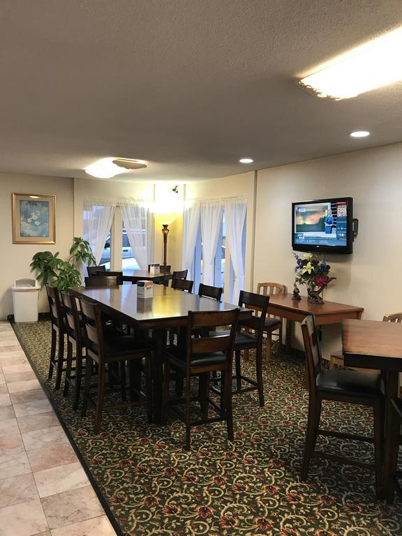 Econo Lodge Mcpherson Buitenkant foto
