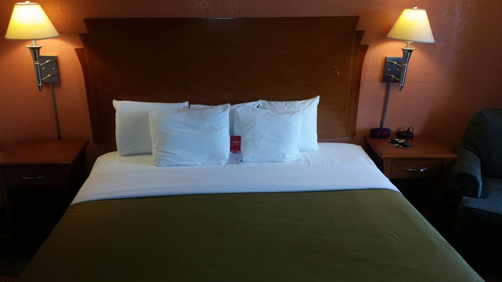 Econo Lodge Mcpherson Buitenkant foto