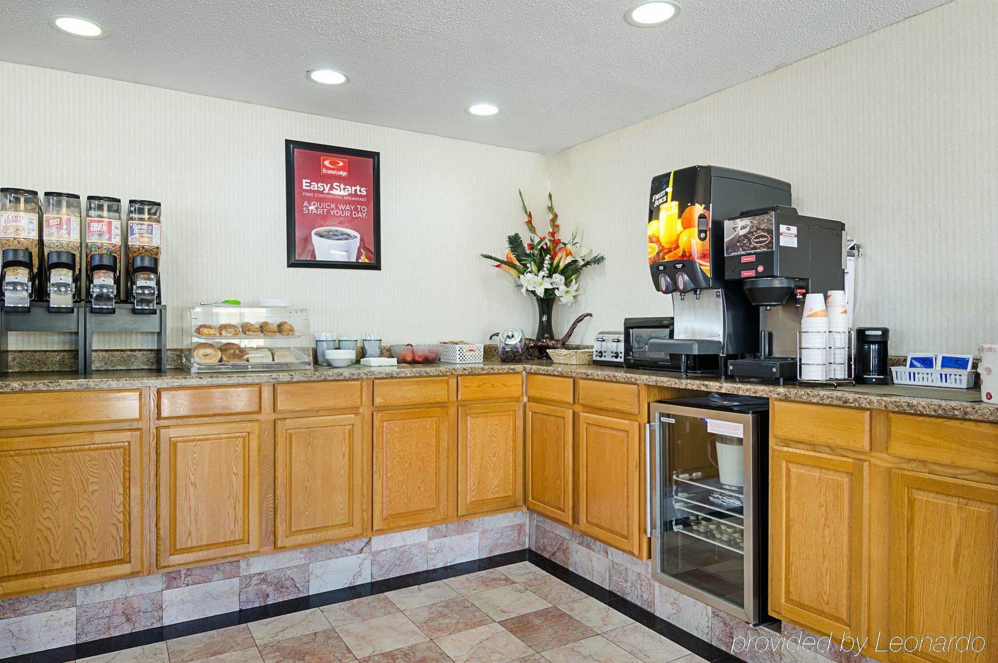 Econo Lodge Mcpherson Buitenkant foto