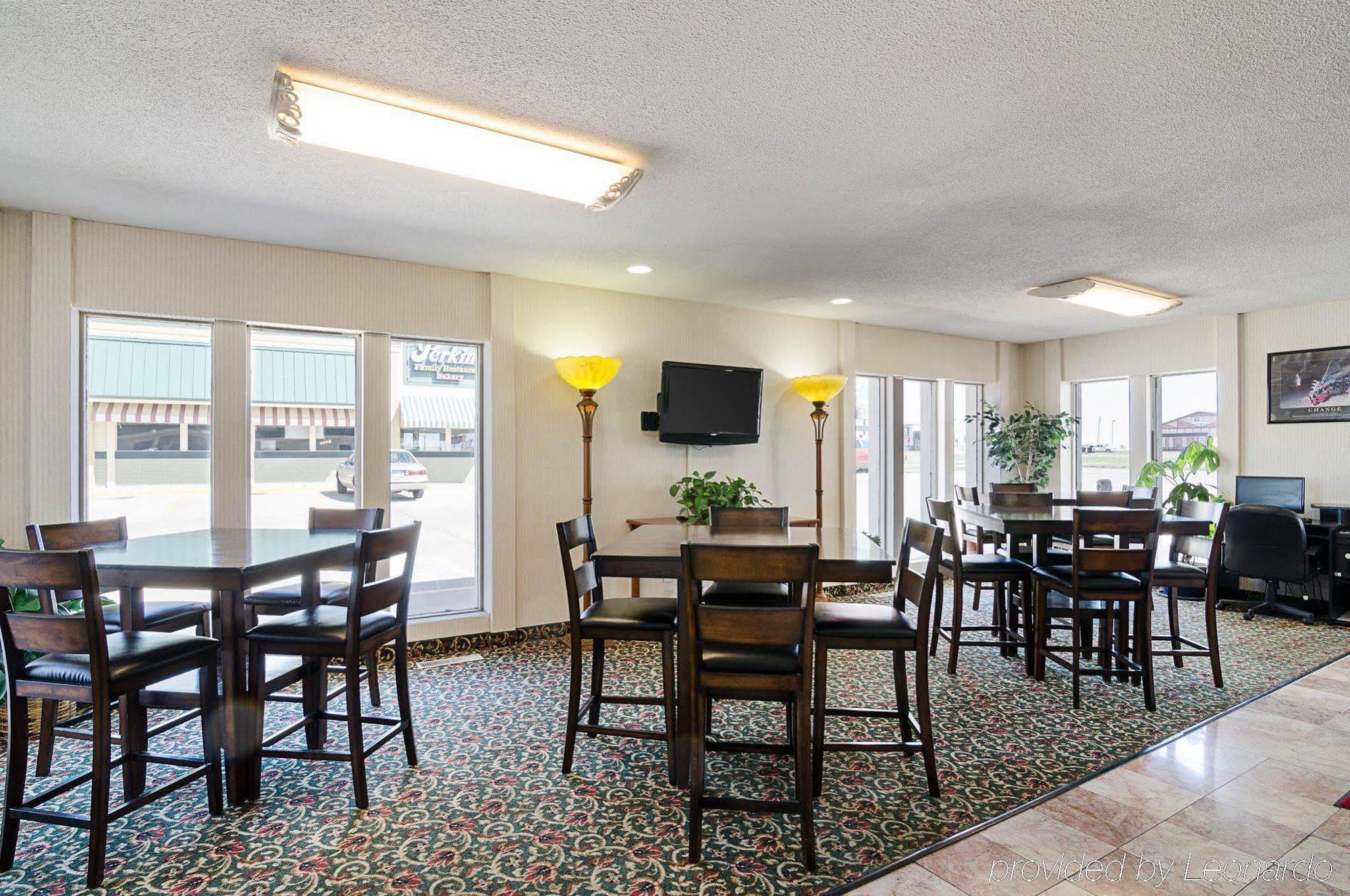 Econo Lodge Mcpherson Buitenkant foto