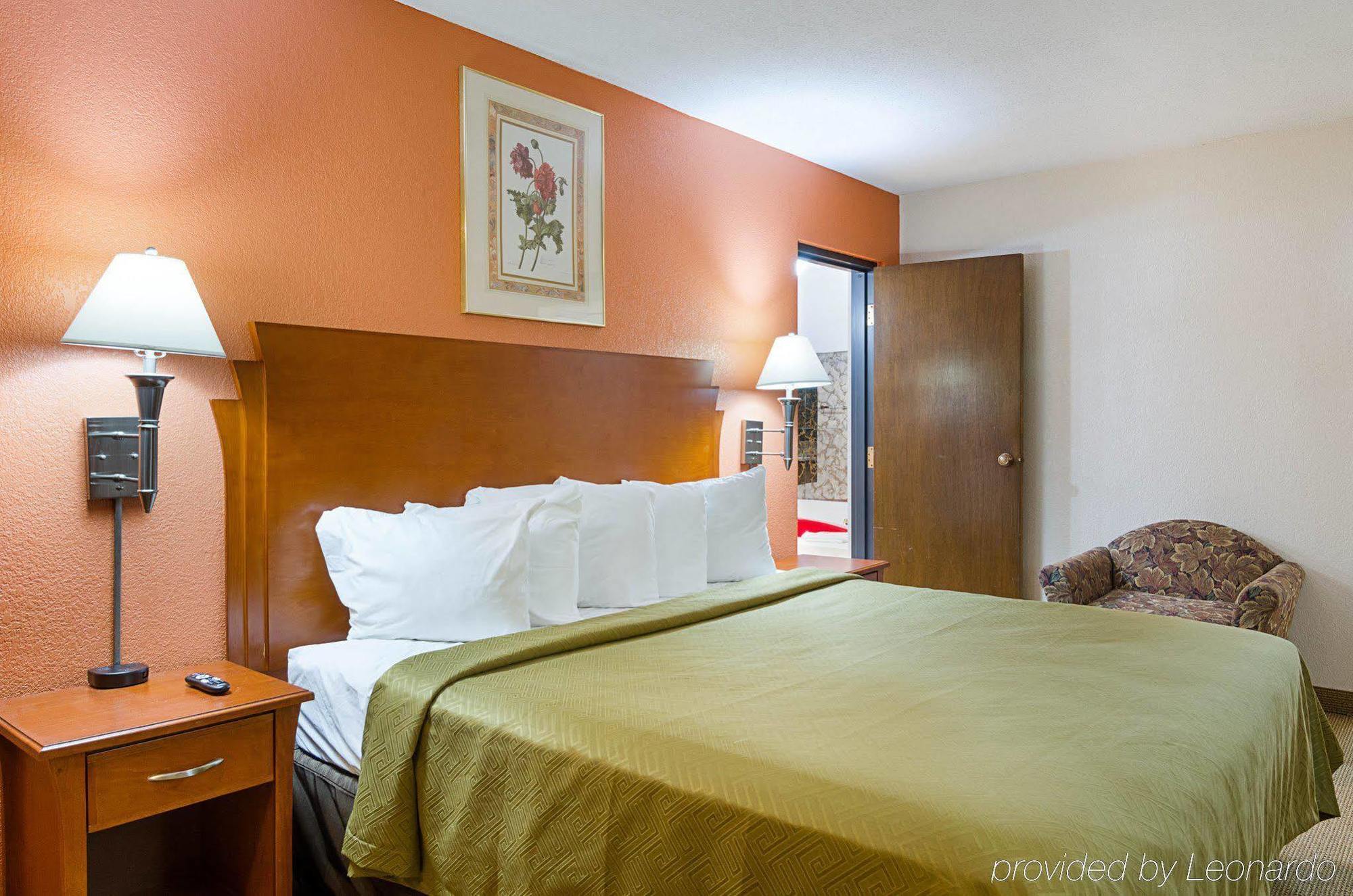 Econo Lodge Mcpherson Buitenkant foto