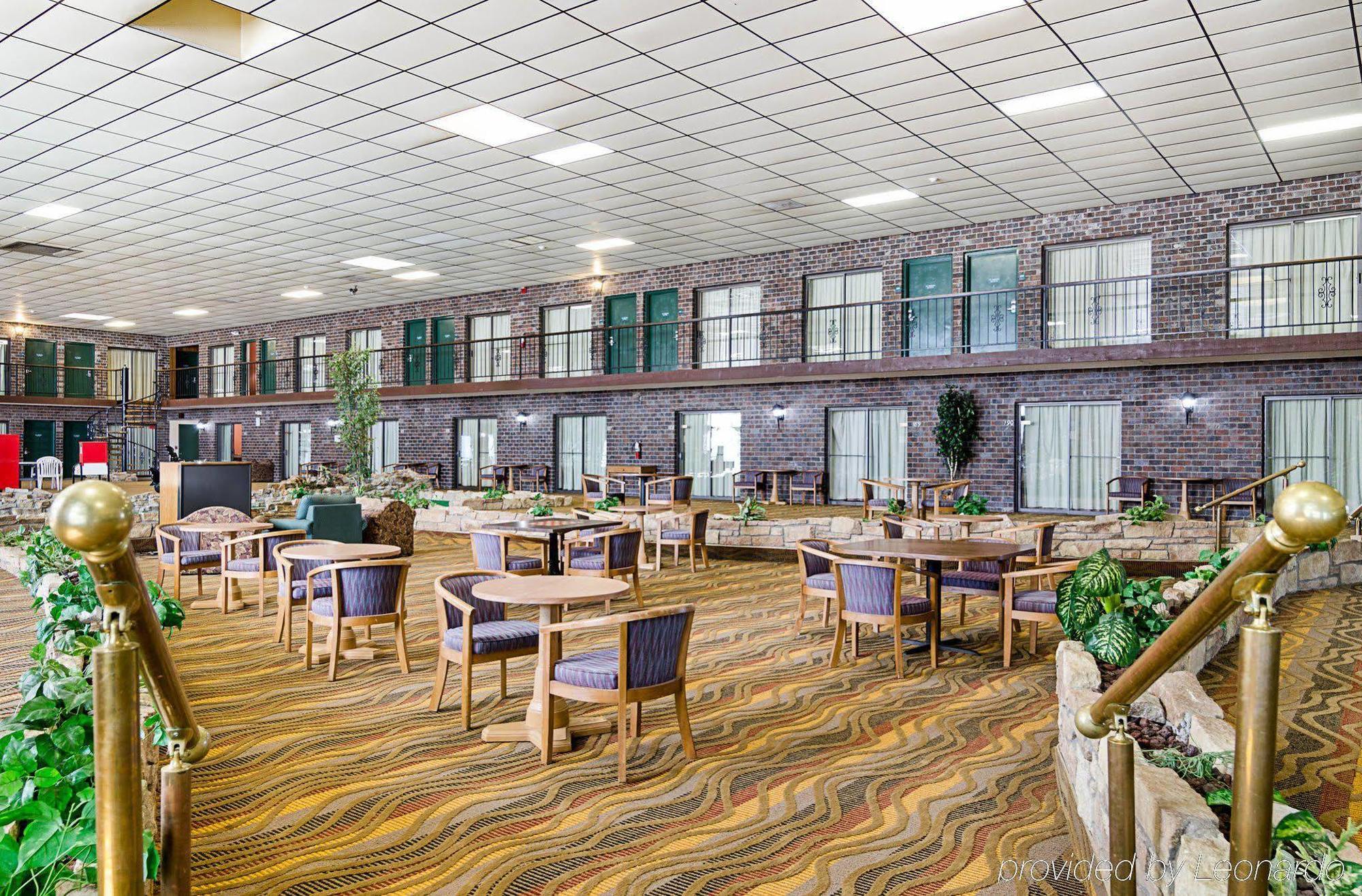 Econo Lodge Mcpherson Buitenkant foto