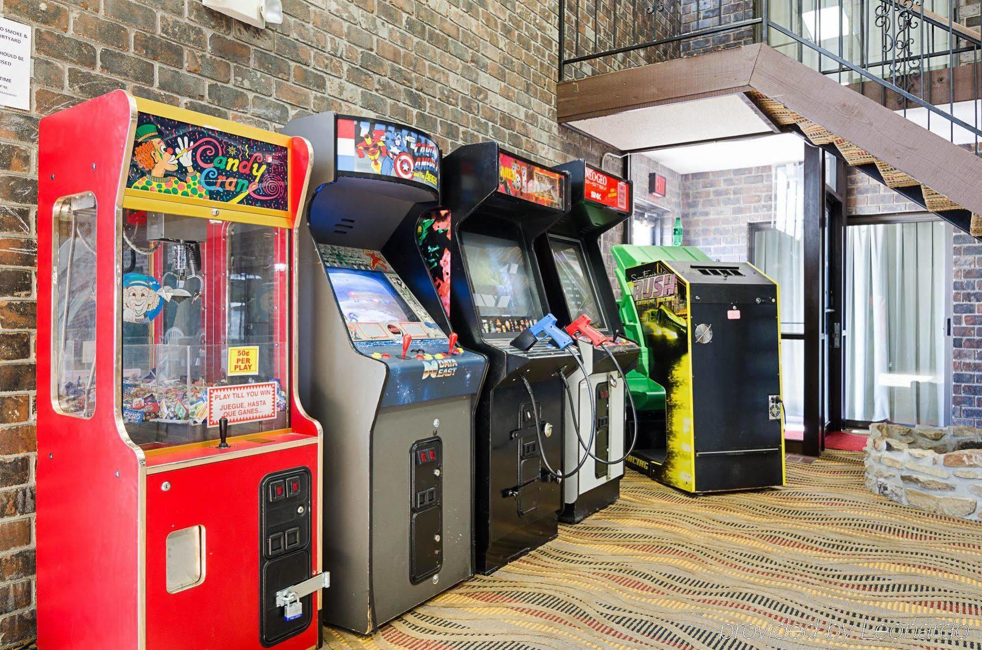 Econo Lodge Mcpherson Buitenkant foto