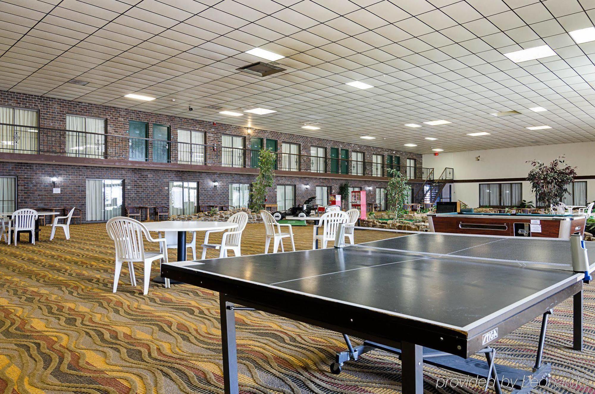 Econo Lodge Mcpherson Buitenkant foto