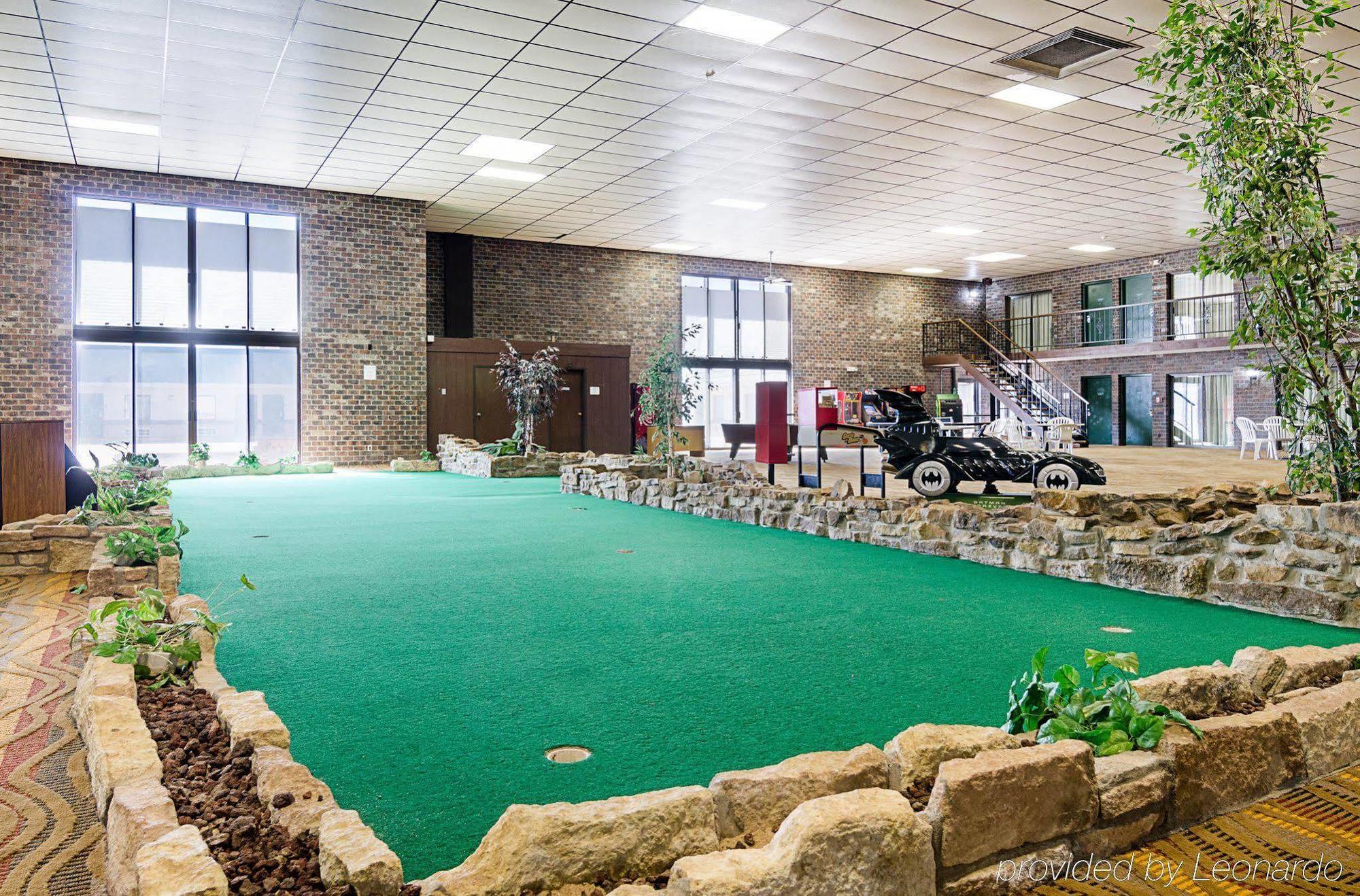 Econo Lodge Mcpherson Buitenkant foto