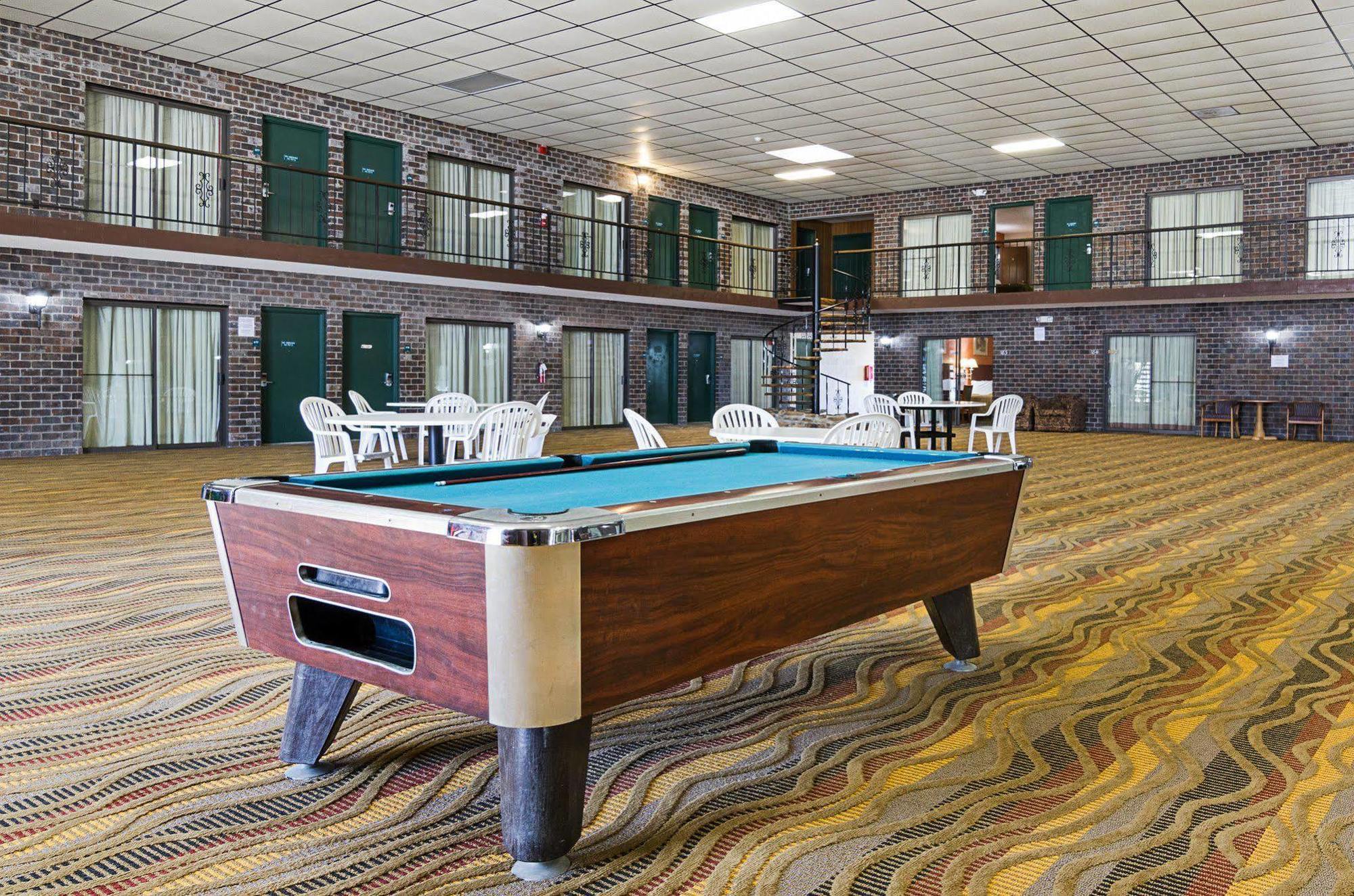 Econo Lodge Mcpherson Buitenkant foto